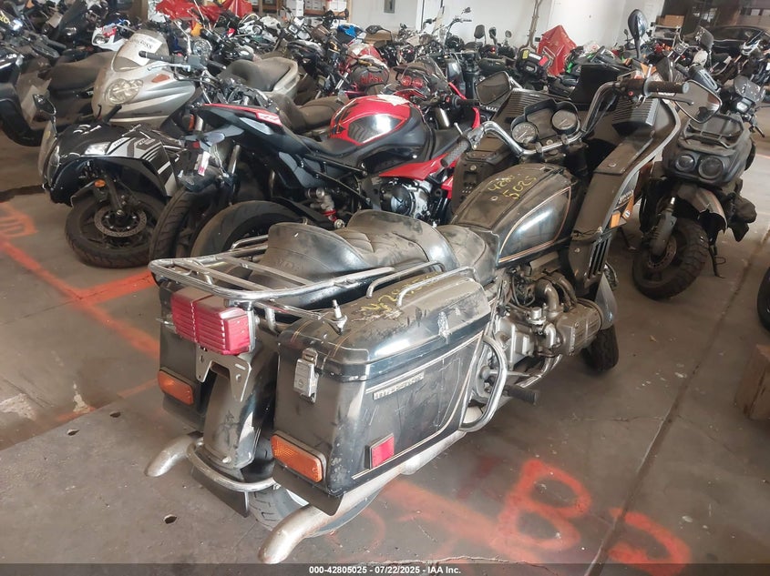 1HFSC0219BA124499 1981 HONDA GL photo no. 4