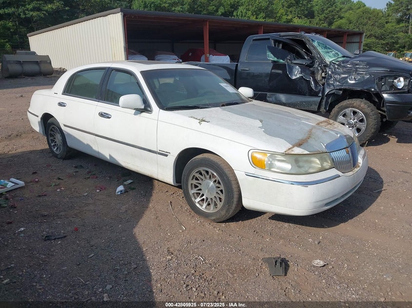 2002 Lincoln Town Car Signature white sedan gasoline 1LNHM82W92Y649030 photo #1