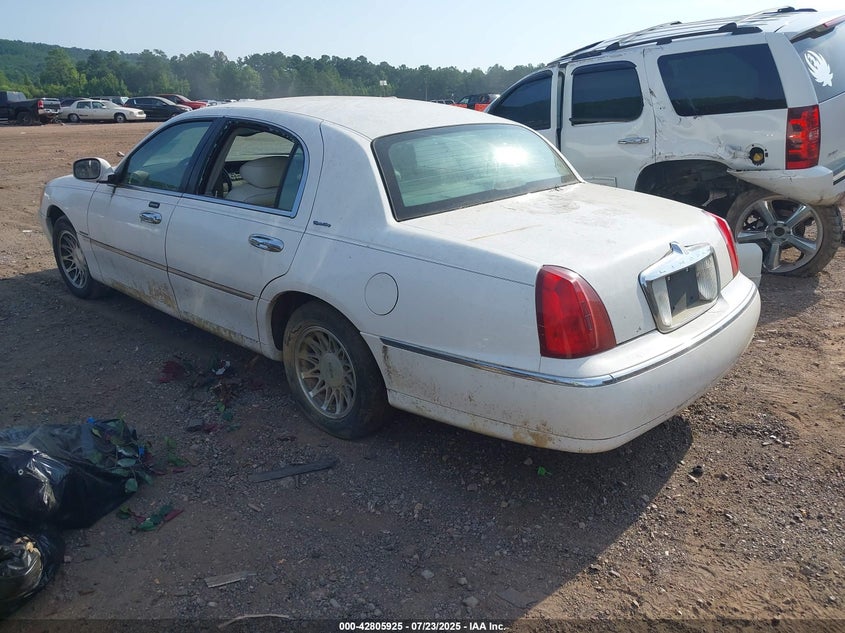 2002 Lincoln Town Car Signature white sedan gasoline 1LNHM82W92Y649030 photo #4