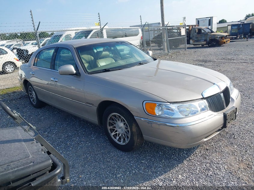 1LNHM82W9YY937526 2000 Lincoln Town Car Signature auction photo 1
