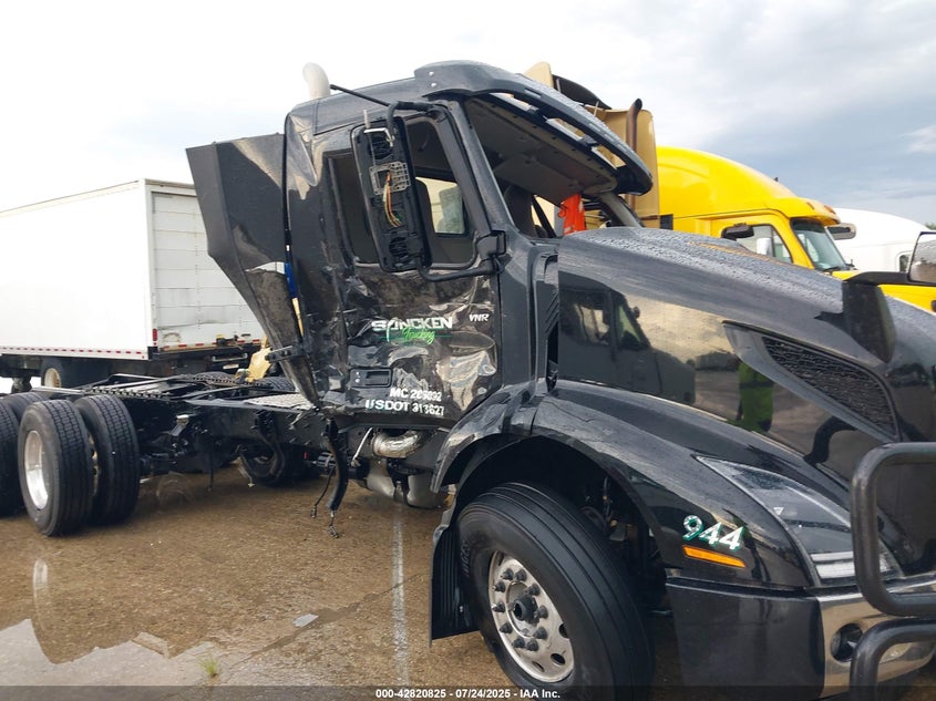 2025 Volvo Vnr VIN: 4V4WC9EH2SN672771 Lot: 42820825