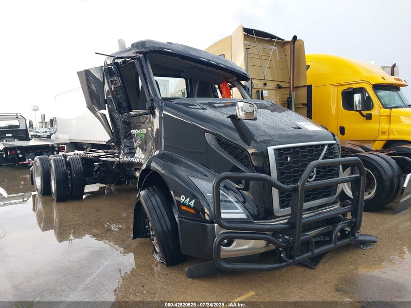 2025 VOLVO VNR  (VIN: 4V4WC9EH2SN672771)