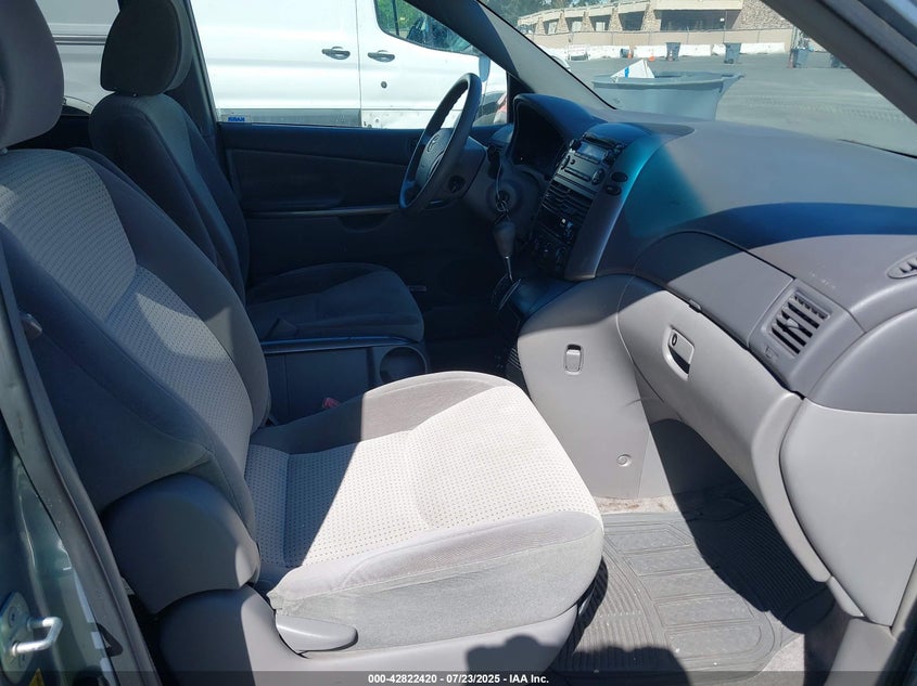 2009 TOYOTA SIENNA auction photo 5