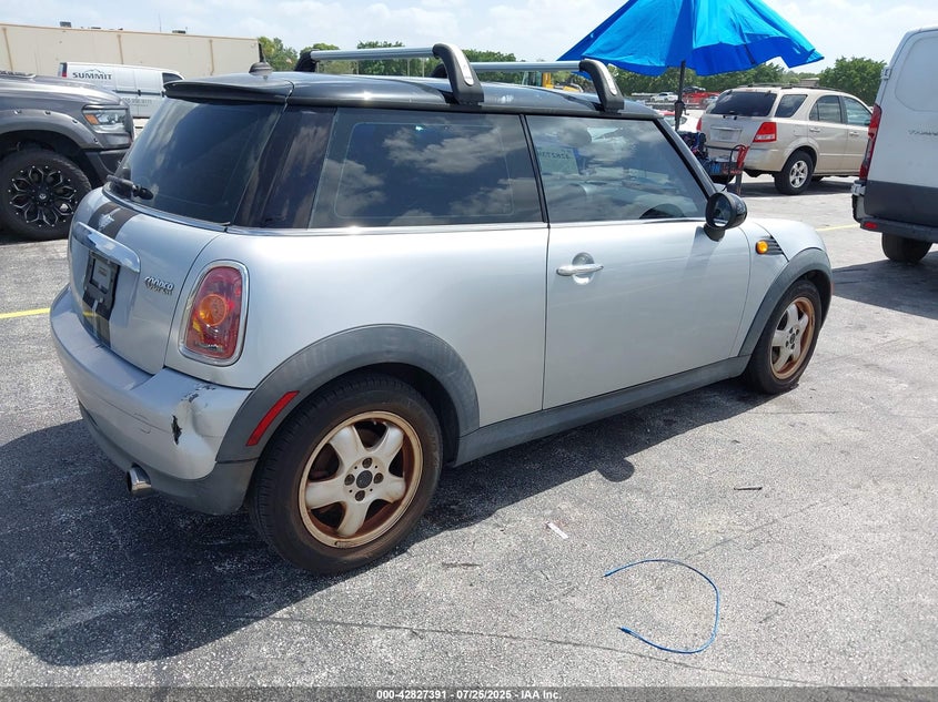 2007 Mini Cooper VIN: WMWMF33587TU61770 Lot: 42827391