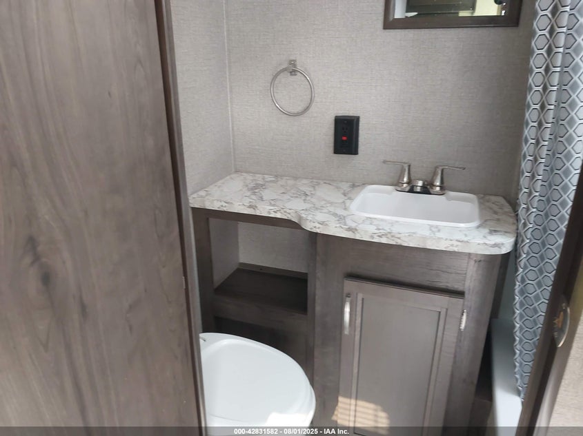 1UJBJ0BL4L17Z0348 2020   photo no. 12