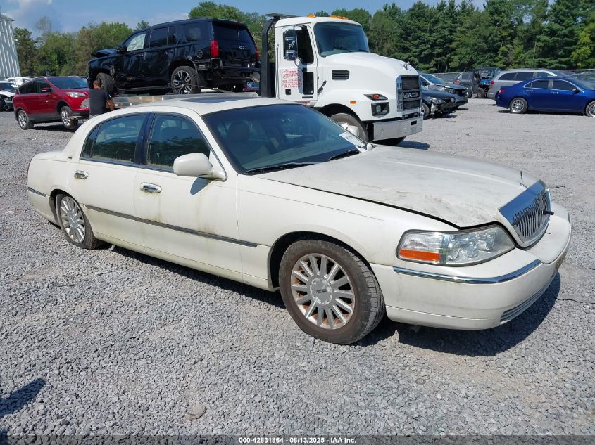 2004 Lincoln Town Car Ultimate white sedan gasoline 1LNHM83W64Y672430 photo #1
