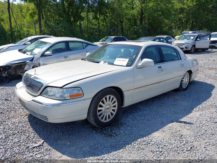 2004 Lincoln Town Car Ultimate white sedan gasoline 1LNHM83W64Y672430 photo #3