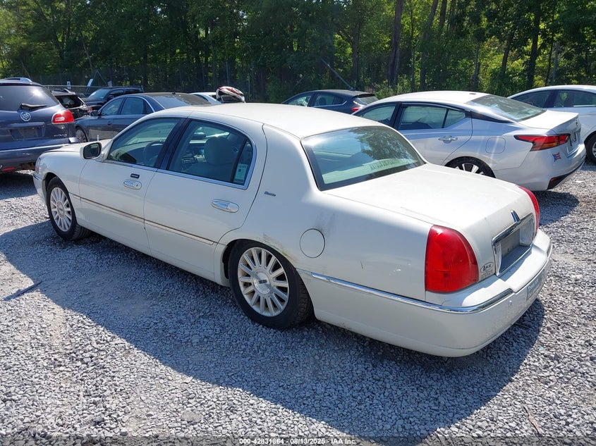 2004 Lincoln Town Car Ultimate white sedan gasoline 1LNHM83W64Y672430 photo #4