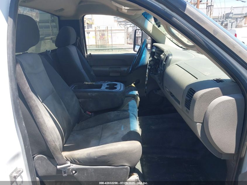 2007 GMC Sierra 2500Hd Work Truck VIN: 1GDHC24K17E586069 Lot: 42832256