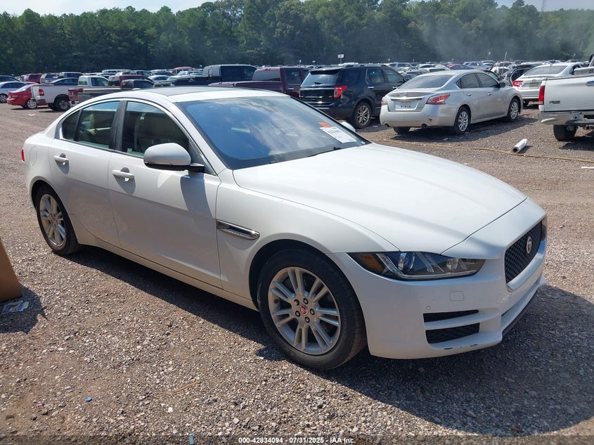 Vin: sajad4bg9ha958667, lot: 43327643, jaguar xe 25t premium 2017 img_1