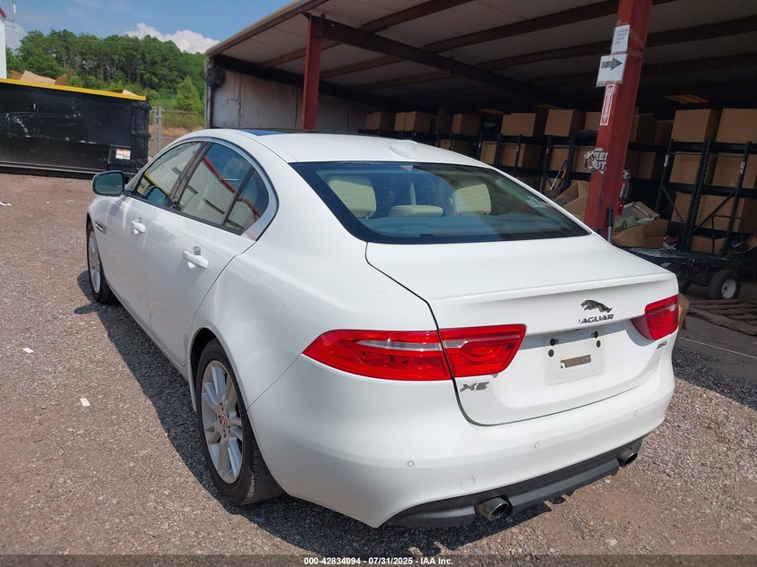 Vin: sajad4bg9ha958667, lot: 43327643, jaguar xe 25t premium 20173