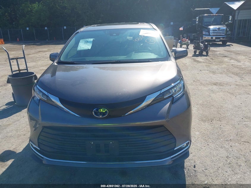 2023 TOYOTA SIENNA XLE - 5TDYSKFC8PS083887