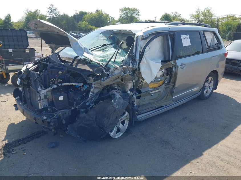 5TDKZ3DC3HS771467 2017 TOYOTA SIENNA photo no. 2