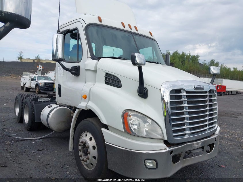 1FUJGBDV7FLBW4348 2015 Freightliner Cascadia 113 auction photo 1