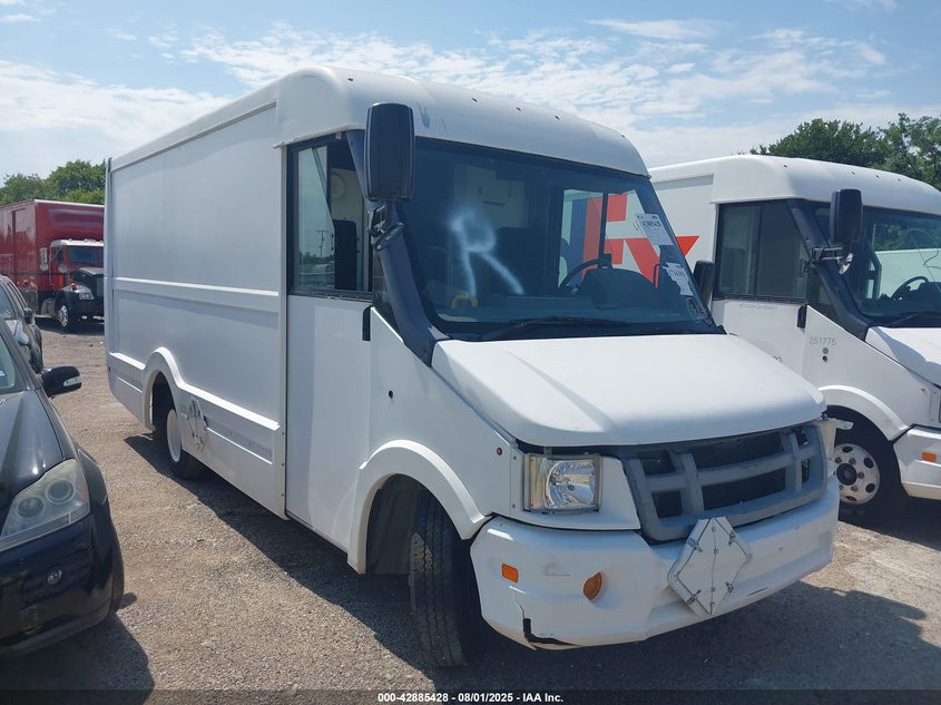 2013 Isuzu Commercial Van white van diesel JALB4T179D7W00764 photo #1