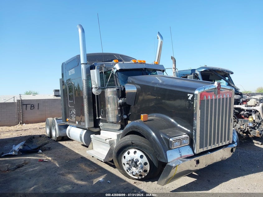 2022 KENWORTH W900  (VIN: 1XKWD49X5NR493672)