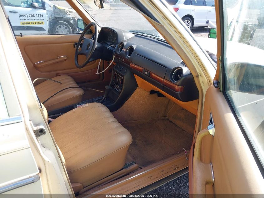 1981 Mercedes-Benz 240 D VIN: WDBAB23A5BB257384 Lot: 42903338