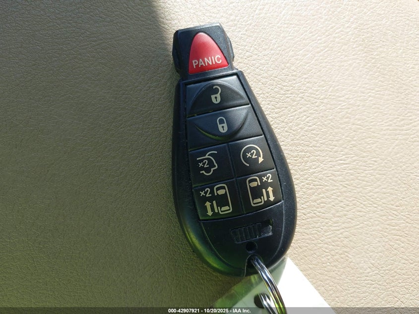 2015 Chrysler Town & Country Limited Platinum VIN: 2C4RC1GG2FR639101 Lot: 42907921