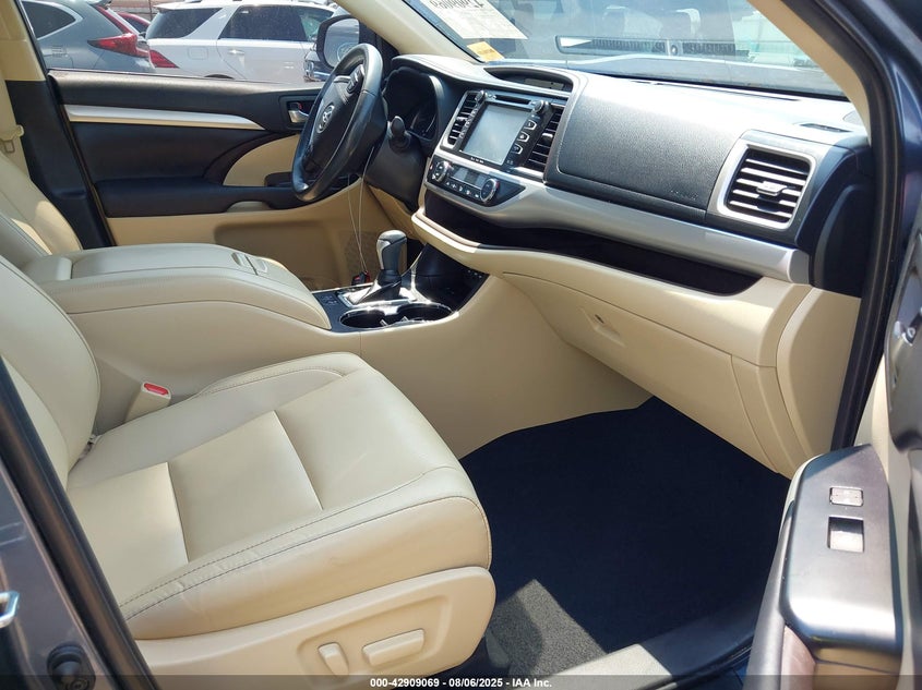 2019 TOYOTA HIGHLANDER XLE - 5TDKZRFH9KS322443