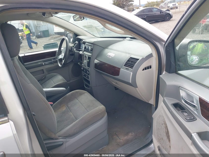 2A4RR5D11AR450836 2010 CHRYSLER TOWN & COUNTRY photo no. 5