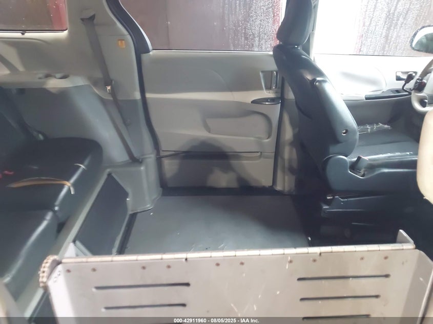 2011 Toyota Sienna Se VIN: 5TDXK3DC0BS032171 Lot: 42911960