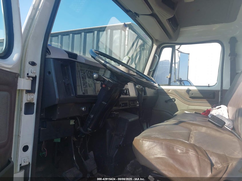 1996 International 4000 4700 VIN: 1HTSCAAM5TH352555 Lot: 42915424