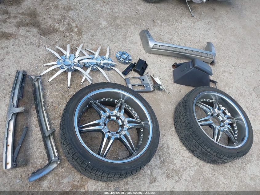 1998 Toyota Hilux VIN: KZN1859025915 Lot: 42932050