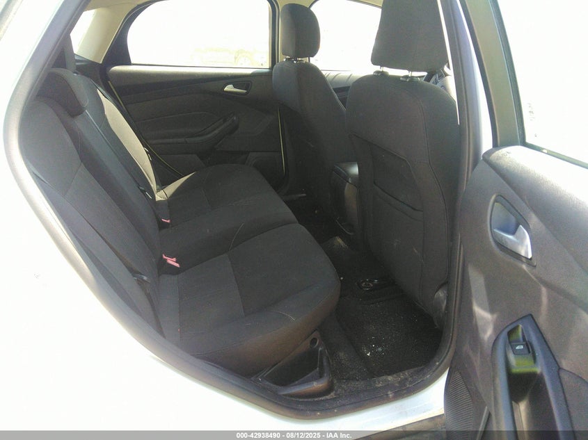 2015 FORD FOCUS SE - 1FADP3K23FL250195