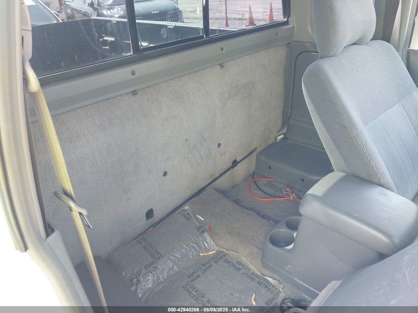 1N6ED26Y7YC322354 2000 NISSAN NAVARA (FRONTIER) photo no. 8