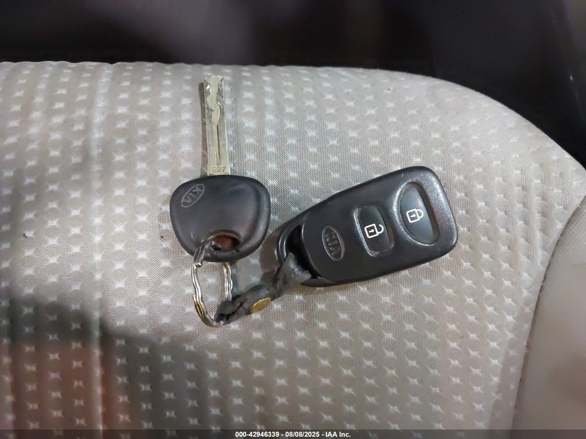 2011 Kia Sorento Lx V6 VIN: 5XYKT4A29BG049430 Lot: 42946339