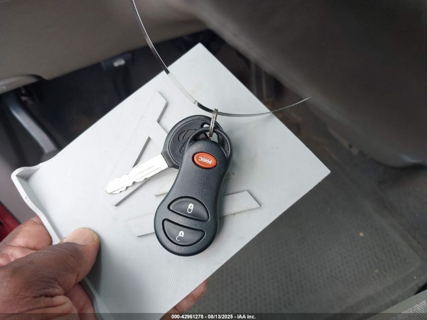 2001 Dodge Grand Caravan Sport VIN: 2B4GP44381R237104 Lot: 42961278