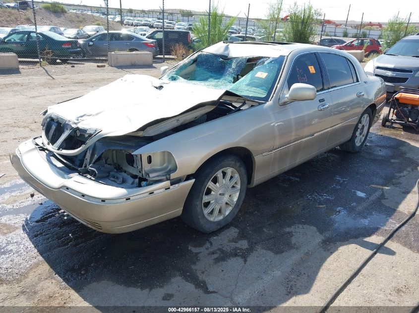 2007 Lincoln Town Car Signature Limited gold sedan gasoline 1LNHM82W47Y620980 photo #3