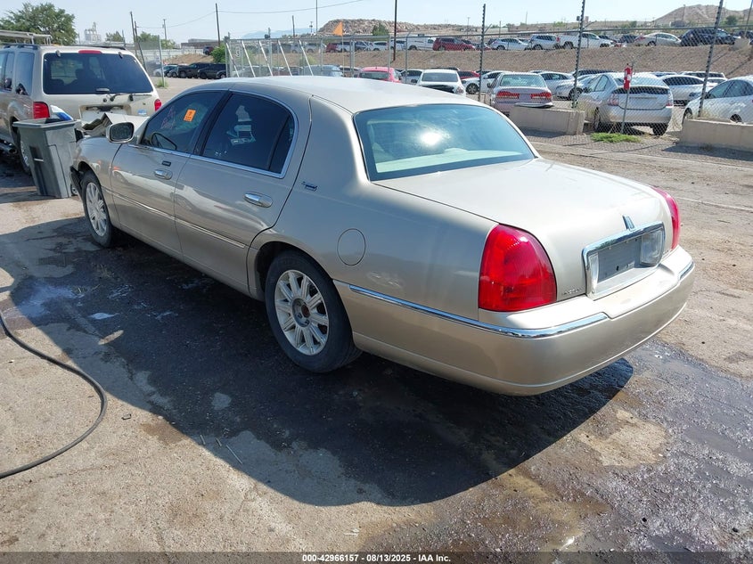2007 Lincoln Town Car Signature Limited gold sedan gasoline 1LNHM82W47Y620980 photo #4