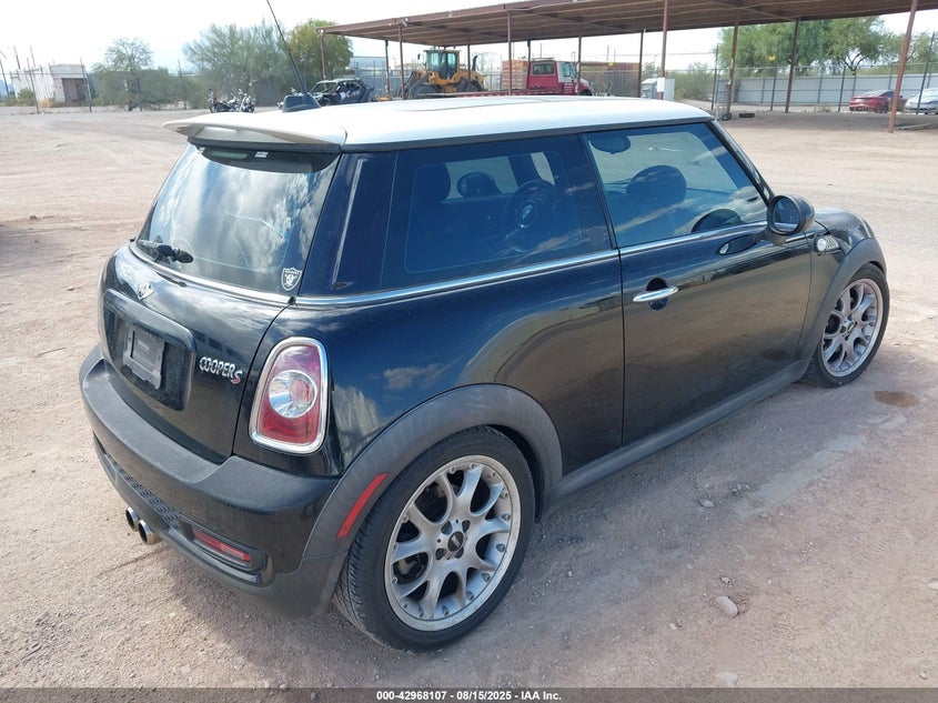 WMWSV3C59BTY22068 2011 MINI COOPER photo no. 4
