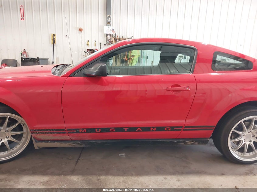 2008 Ford Mustang V6 Deluxe/V6 Premium VIN: 1ZVHT80N985147112 Lot: 42970853