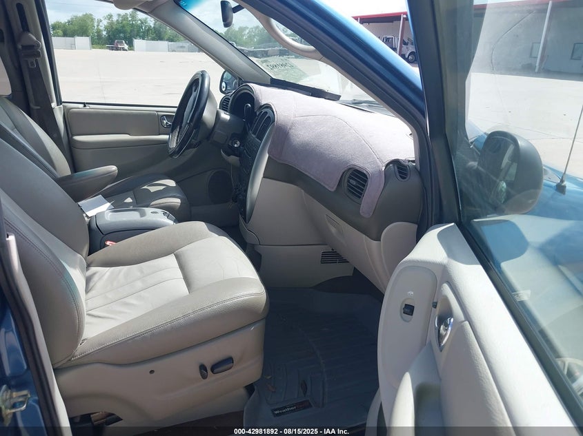 2C4GP54L25R286913 2005 CHRYSLER TOWN & COUNTRY photo no. 5