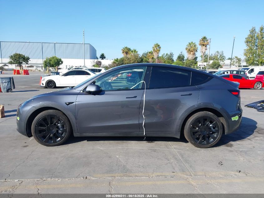 2023 Tesla Model Y VIN: 7SAYGDEE3PF831212 Lot: 42998311