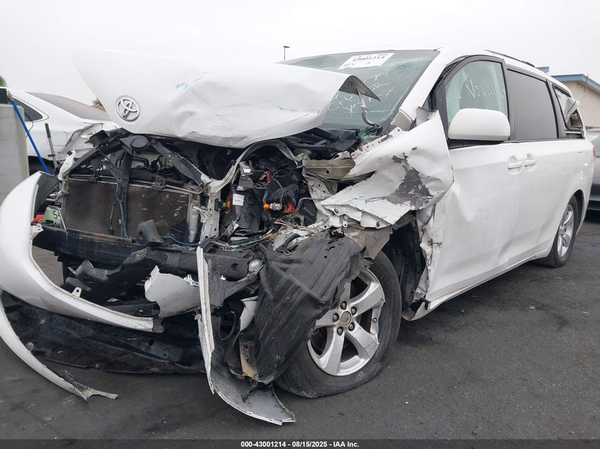 2011 Toyota Sienna Le V6 white van gasoline 5TDKK3DC4BS145664 photo #3