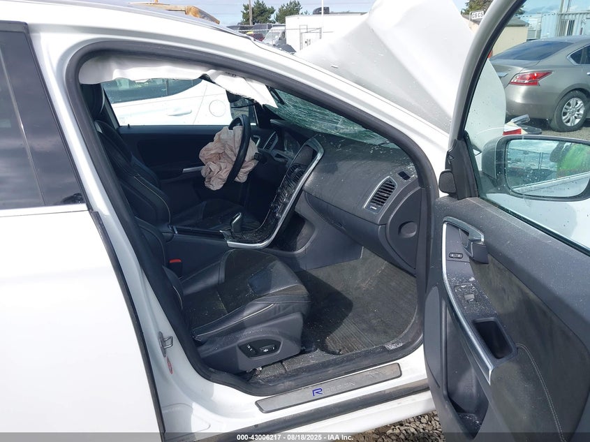 2015 VOLVO XC60 T6 R-DESIGN PLATINUM YV4902RH2F2621102