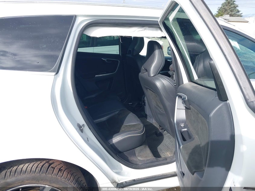 2015 VOLVO XC60 T6 R-DESIGN PLATINUM YV4902RH2F2621102