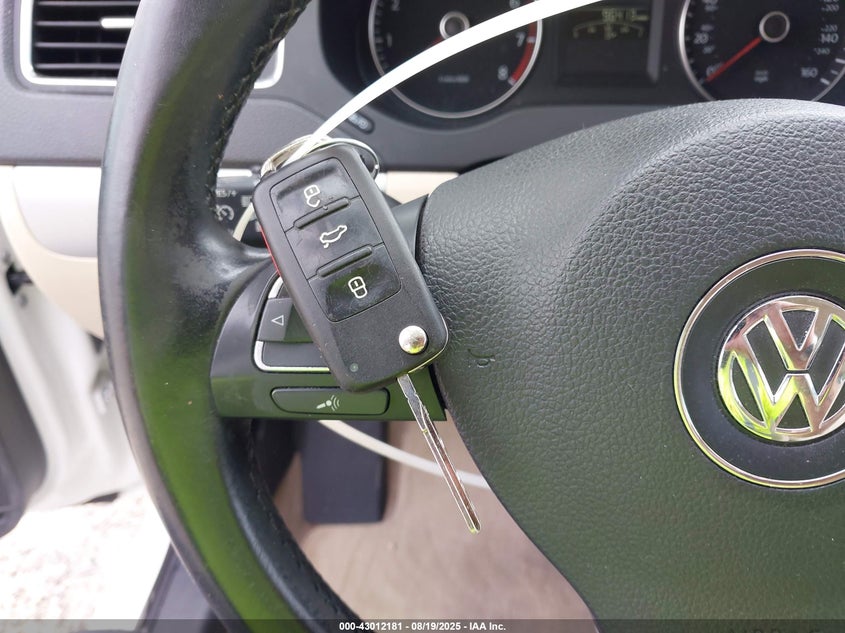 2013 VOLKSWAGEN JETTA 2.5L SE - 3VWDX7AJ2DM297656