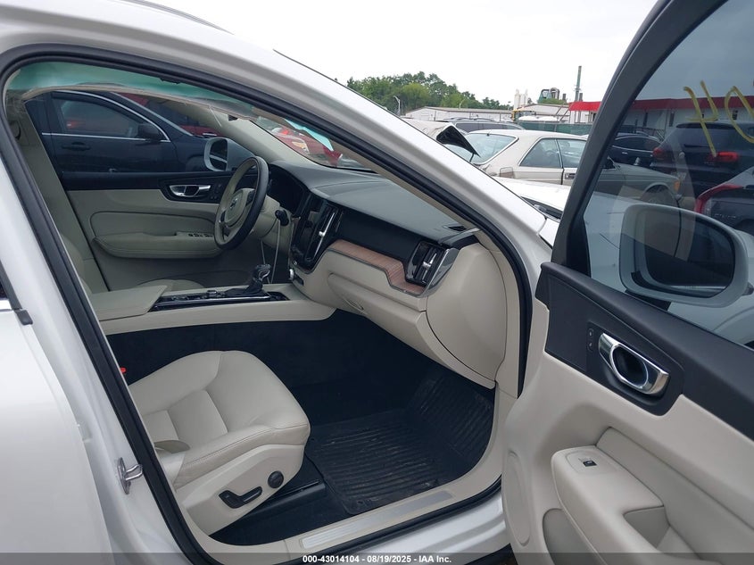 2021 VOLVO XC60 T5 MOMENTUM YV4102RK7M1856591