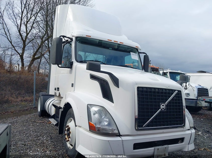 4V4N19EG0DN132993 2013 Volvo Vn Vnl auction photo 1