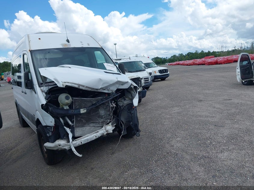 2007 Freightliner Sprinter 2500 white van diesel WDRPE745375184295 photo #1