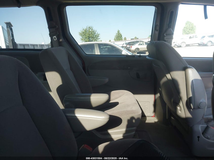 2001 Dodge Grand Caravan Sport VIN: 2B8GP44R31R372106 Lot: 43031504