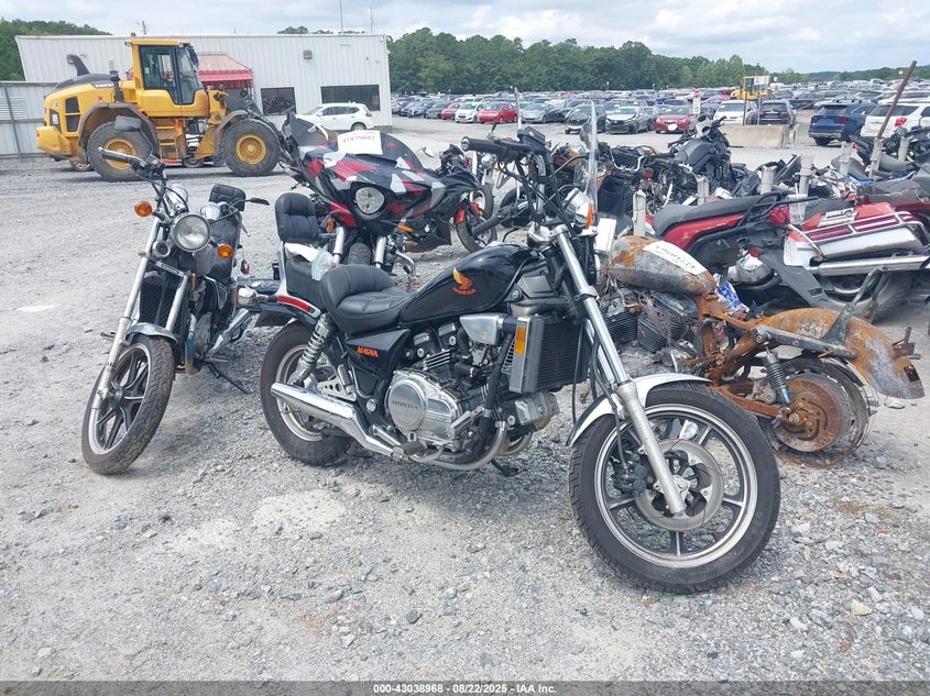 JH2RC2103FM107884 HONDA VF700 Photo 1