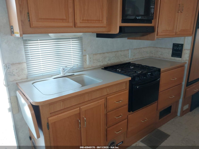 2004 Ford E-450 Cutaway Standard VIN: 1FDXE45S14HB08888 Lot: 43045170