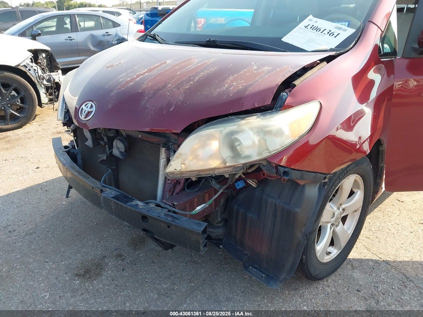 2014 Toyota Sienna Le V6 8 Passenger VIN: 5TDKK3DC0ES471725 Lot: 43061361