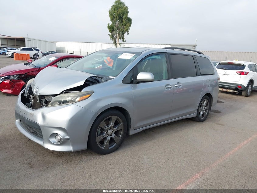 5TDXZ3DC3HS824500 2017 TOYOTA SIENNA photo no. 2