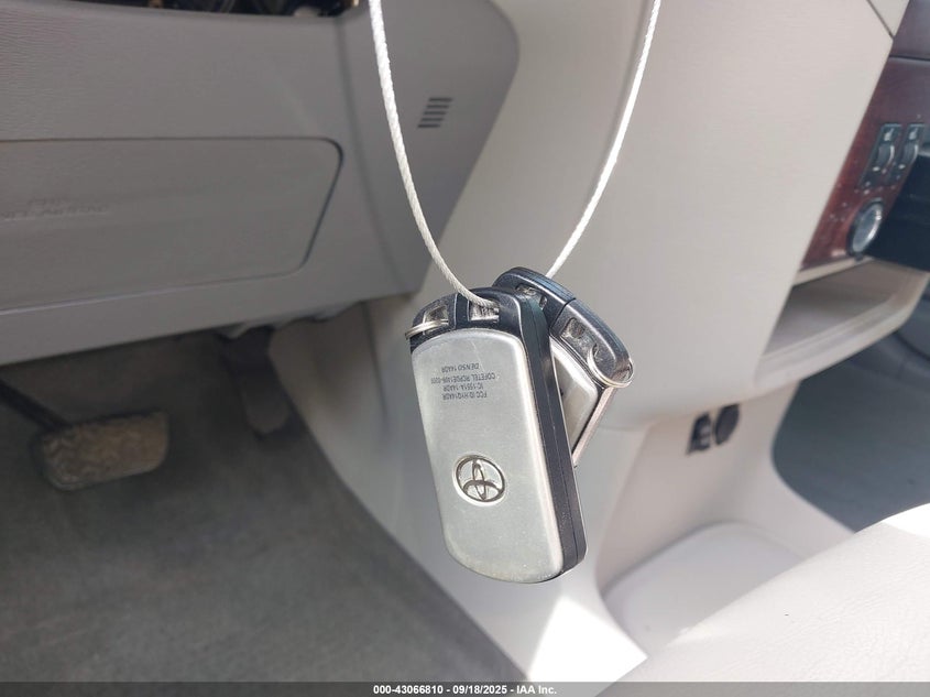 2014 Toyota Sienna Xle V6 8 Passenger VIN: 5TDYK3DC3ES426370 Lot: 43066810